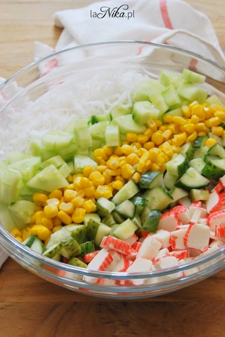 Sałatka z makaronem ryżowym i surimi