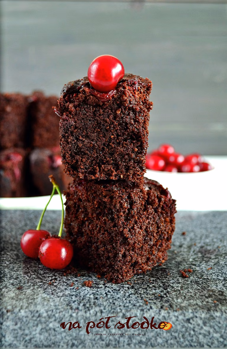 Owsiane brownie z wiśniami bez cukru, bez mleka i bez glutenu
