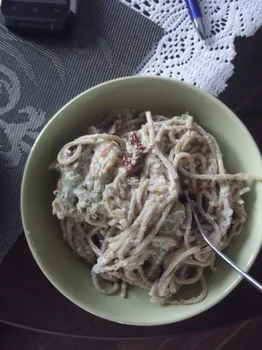 Makaron z sosem brokułowym z ricottą i suszonymi pomidorkami