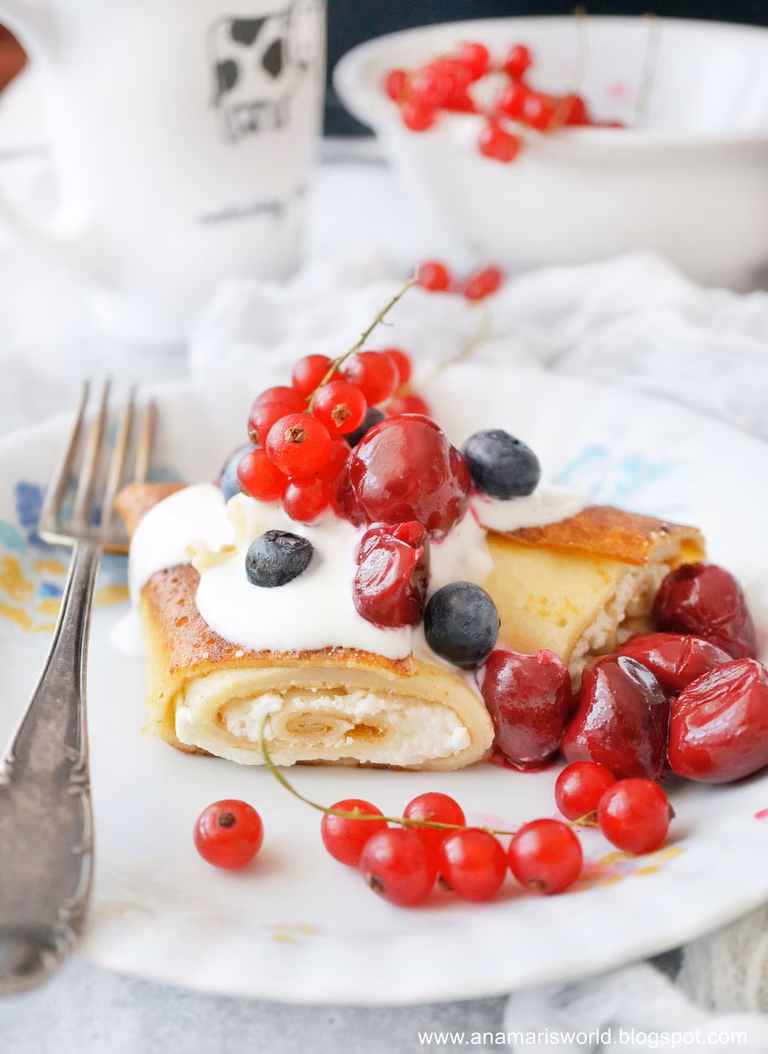 Naleśniki z twarogiem, śmietaną i owocami lata