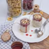 Wegański budyń bananowy z sosem żurawinowym