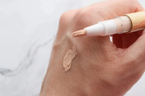 Couleur Caramel naturalny korektor rozświetlający w pędzelku