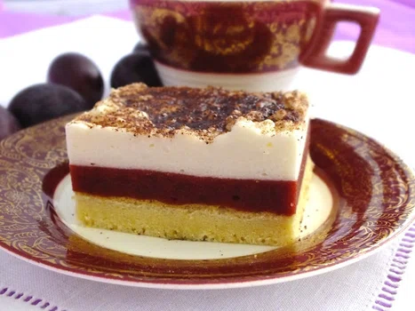 biszkopt z musem śliwkowym i śmietaną