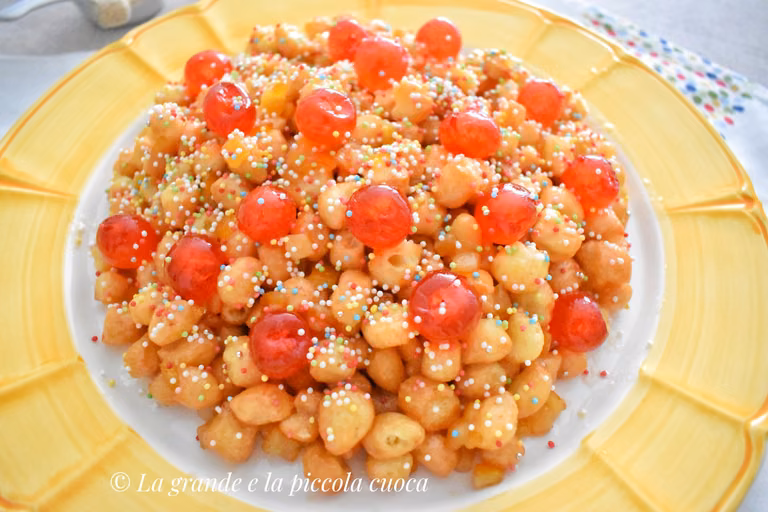 "Struffoli" typowy deser neapolitański