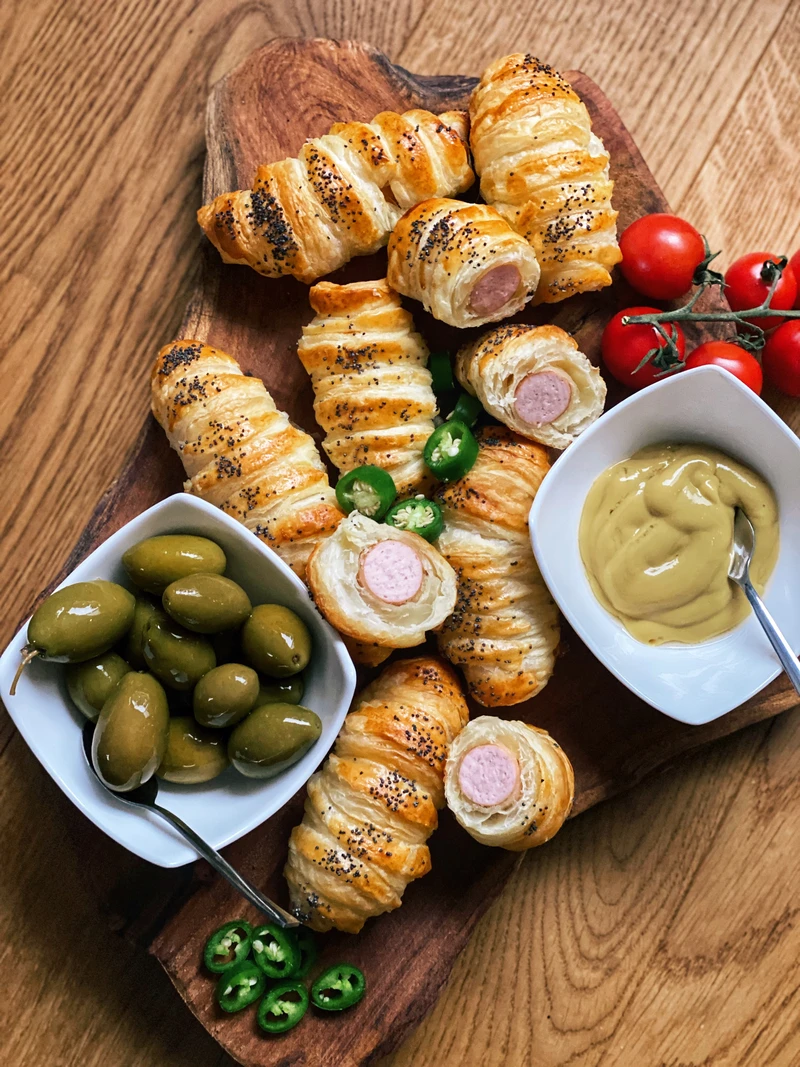 Deska przekąsek, parówki w cieście francuskim