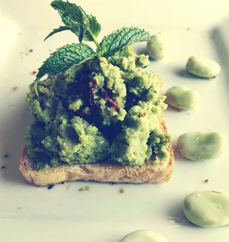 Guacamole z bobu z suszonymi pomidorami i miętą