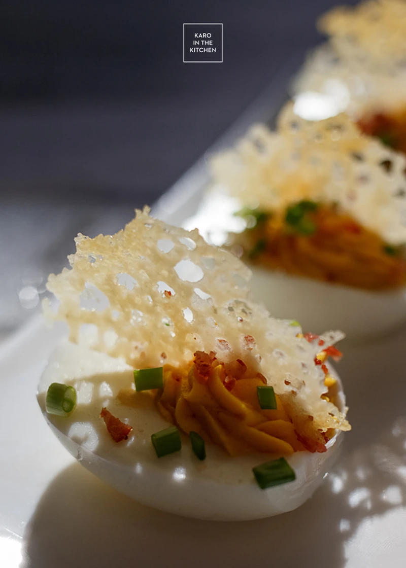 Jajka nadziewane ze srirachą, serowym chipsem i bekonową posypką