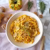 Makaron fettuccine z kremem z dyni, pieczarkami i orzechami