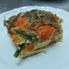 Fritatta ze szparagami i pomidorami.