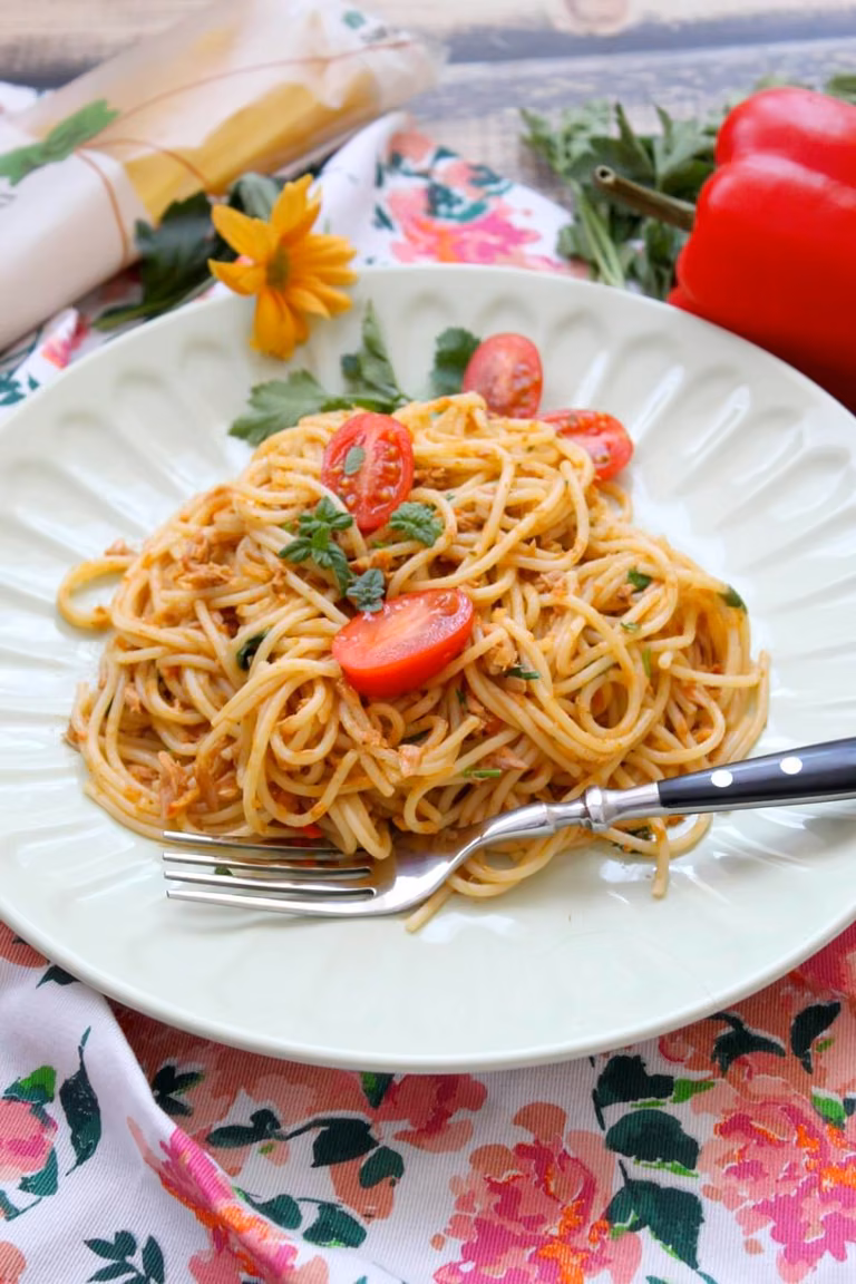 Spaghetti z tuńczykiem i czerwonym pesto