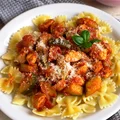 Makaron z kurczakiem i cukinią w pomidorowej potrawce