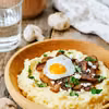 POLENTA Z CHRUPIĄCYMI PIECZARKAMI I JAJKIEM