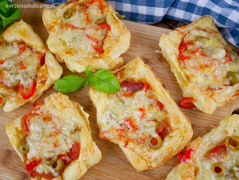 Zapiekanki z ciasta francuskiego a la pizza - e-PrzepisyKulinarne.pl