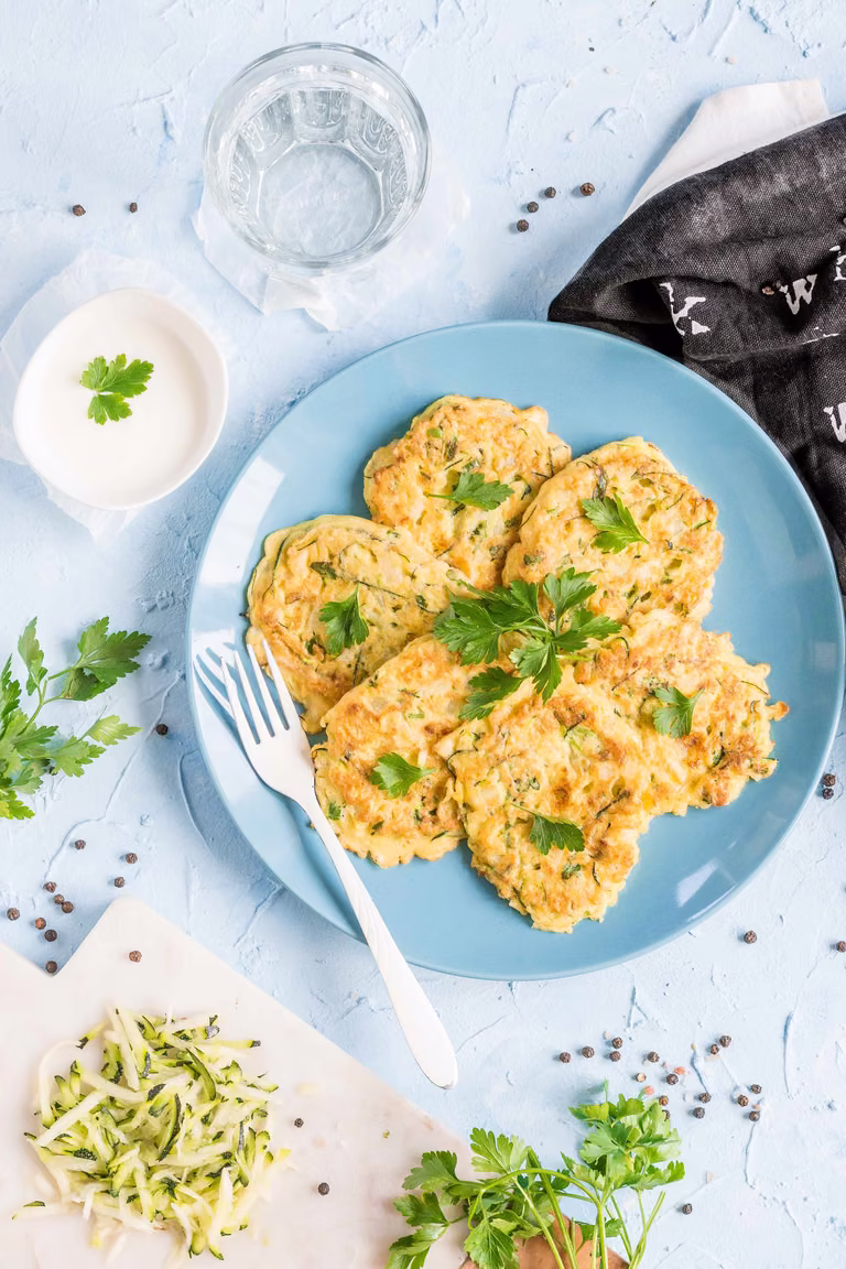 Placki z cukinii z mozzarellą