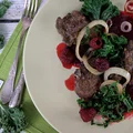Wątróbka drobiowa z jarmużem w sosie malinowym