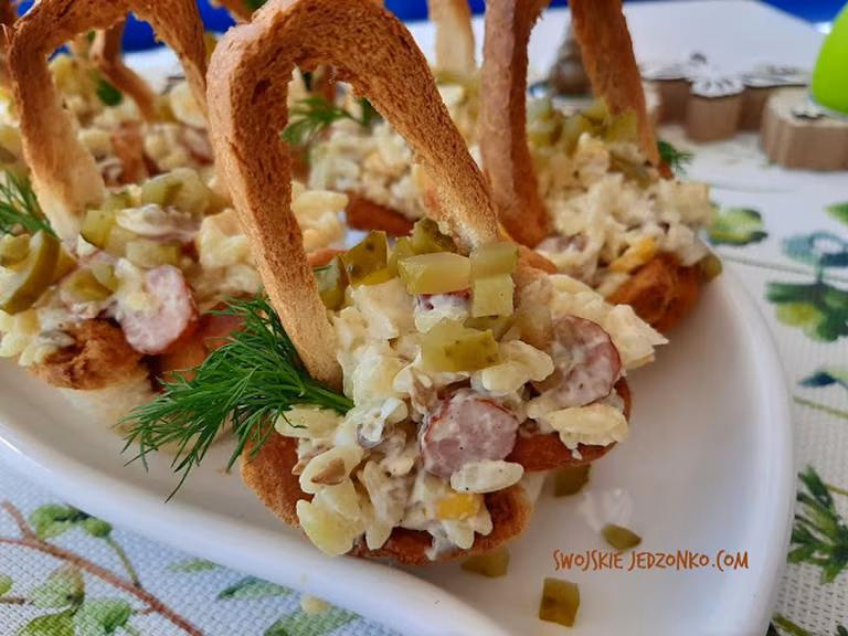 Koszyczki wielkanocne z sałatką z kabanosem