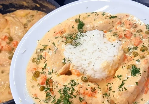 Kurczak w kremowym sosie z marchewką i groszkiem