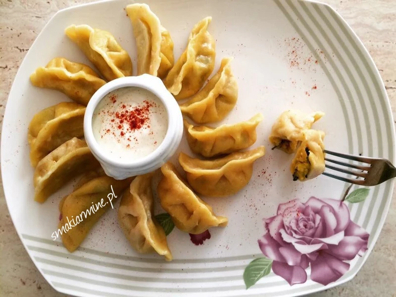 Pierogi z ciasta dyniowego nadziane dynią i słonym serem