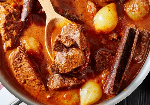 Do gulaszu DODAJĘ pół łyżeczki nietypowej przyprawy! To pospolite danie wchodzi na wyższy poziom