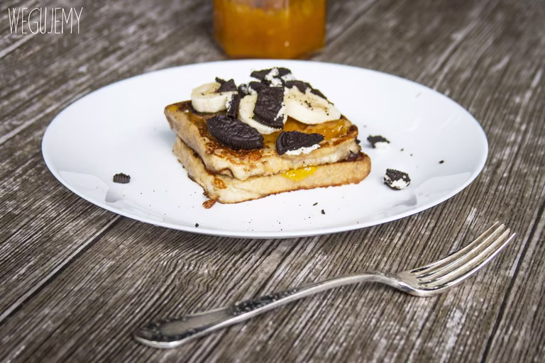 Wegańskie tosty francuskie  z dżemem z mirabelek, bananami i ciastkami Oreo