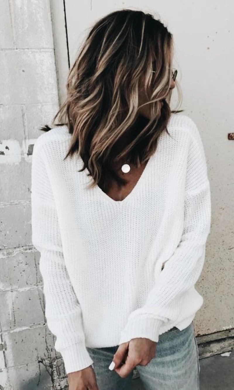 Sweter z dekoltem