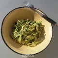 Tagliatelle ze szpinakiem i pieczarką w sosie śmietanowym