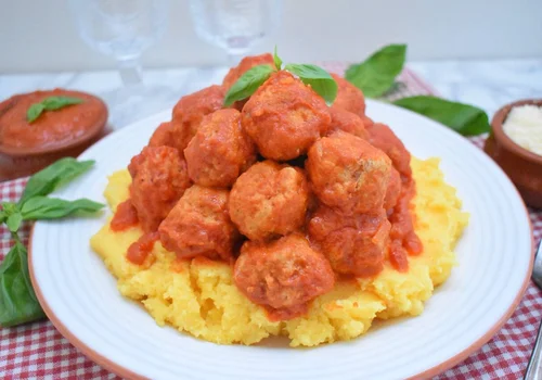 Miękkie i delikatne pulpeciki mięsne z ricottą w sosie pomidorowym