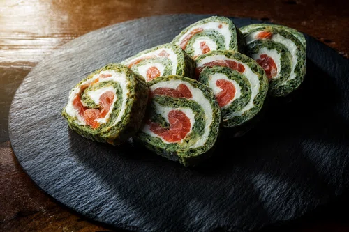 Rolada szpinakowa z wędzonym łososiem