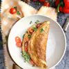 Omlet z kiełbasą i kiełkami