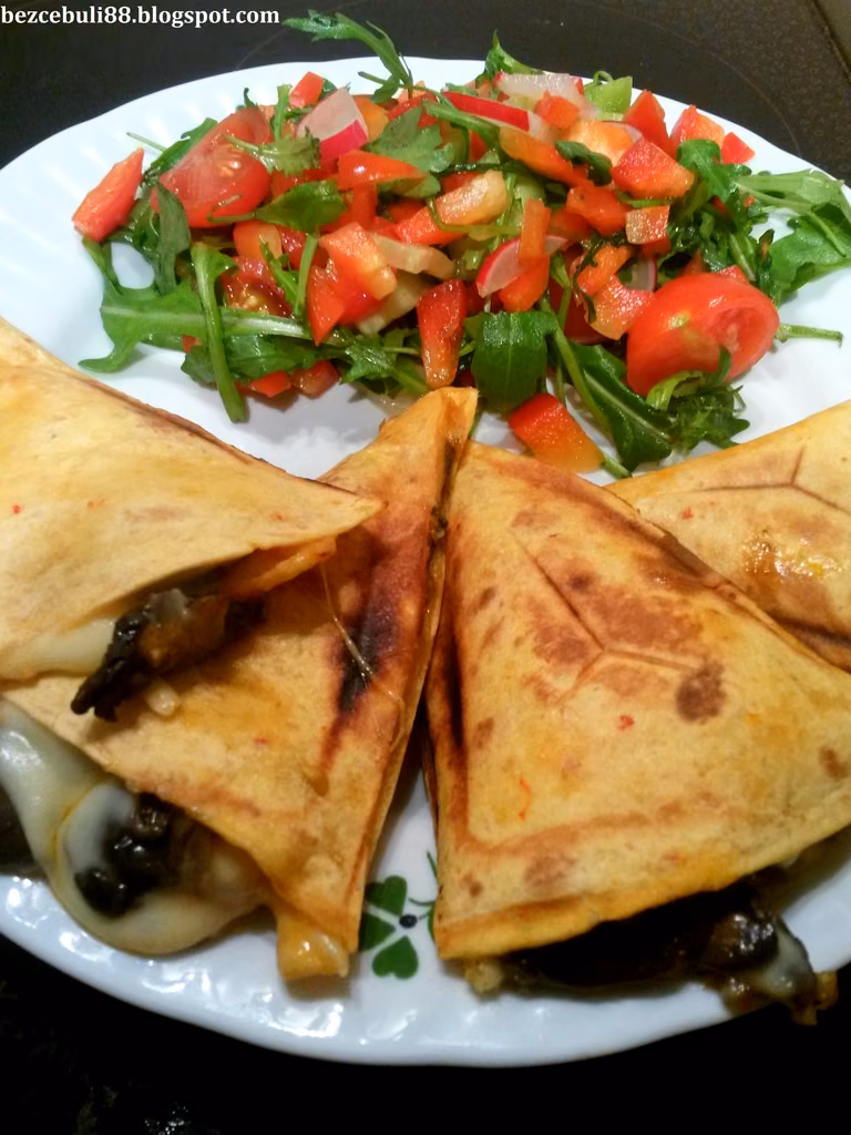 Quesadillas z kurczakiem i pieczarkami
