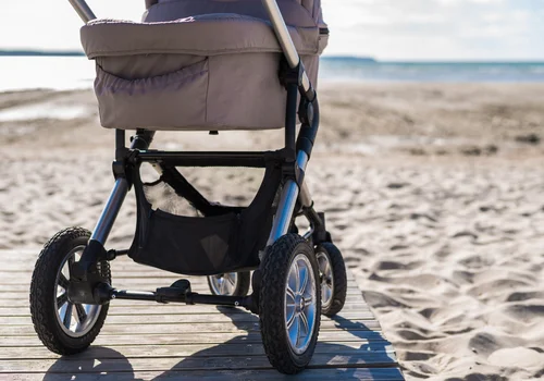 Zostawiła wózek z dzieckiem na plaży! Powód szokuje