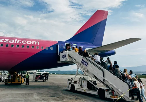 Płacisz raz i latasz gdzie i ile chcesz? Brzmi cudowanie, ale jest kilka haczyków w nowej promocji WizzAir