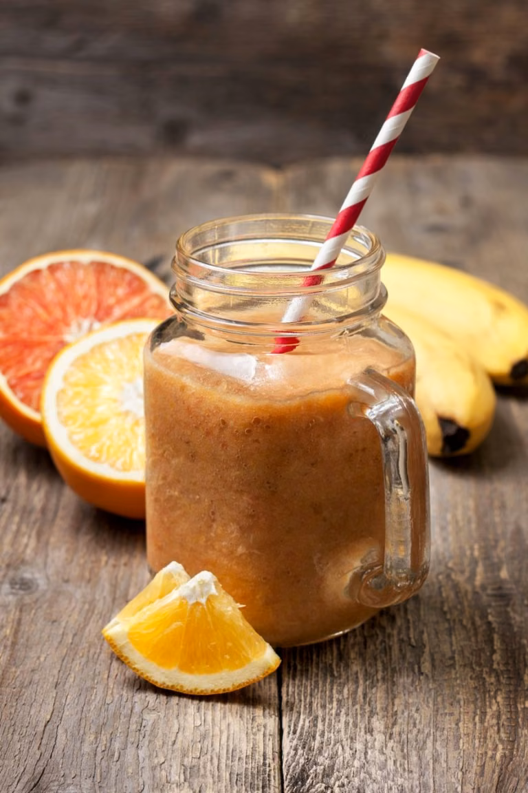 SMOOTHIE Z GREJFRUTEM, POMARAŃCZĄ I BANANEM