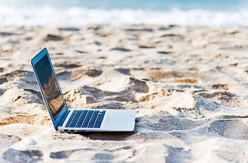 Plaża jako miejsce pracy zdalnej!? Co mówią na ten temat przepisy?