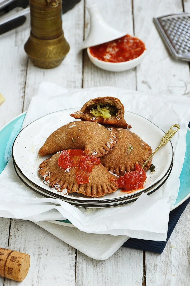 Pieczone pierożki pełnoziarniste z brokułami