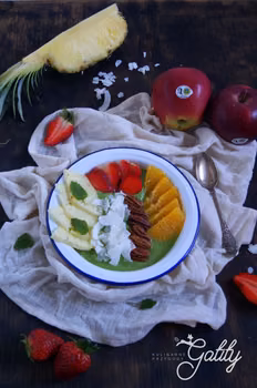 Jabłkowe smoothie bowl z truskawkami