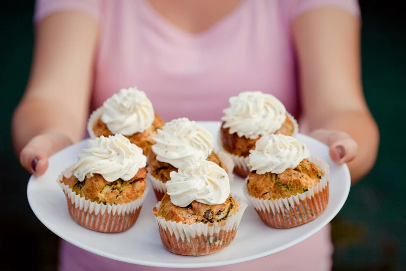 MUFFINKI ZE SZPINAKIEM, FETĄ I ZIOŁOWYM SERKIEM