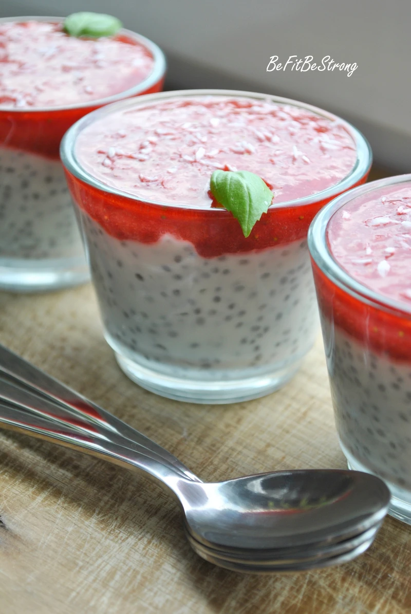 Pudding jogurtowo-truskawkowy z nasionami Chia