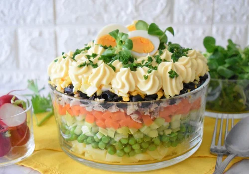 Sałatka warstwowa z tuńczykiem