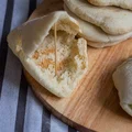 Bazlama to tureckie chlebki, które podczas pieczenia puchną jak balon - są idealne do faszerowania!