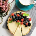 Tarta z białą czekoladą i owocami