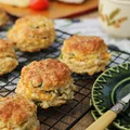 Wytrawne scones z cheddarem i szczypiorkiem