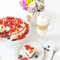 Prosty torcik z mascarpone, białą czekoladą i czerwonymi porzeczkami (bez pieczenia)