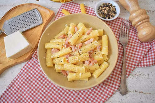 Pasta alla gricia - makaron z serem pecorino i guanciale