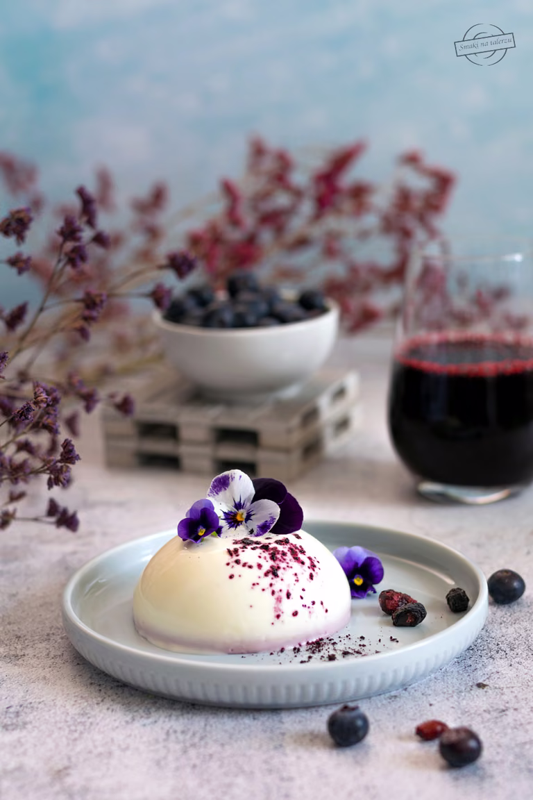 Panna Cotta waniliowa z dodatkiem liofilizowanej jagody kamczackiej