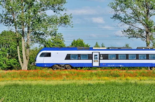 PKP zaskakuje połączeniami na majówkę! Z Warszawy na Hel w kilka godzin – sprawdź listę nowych tras!