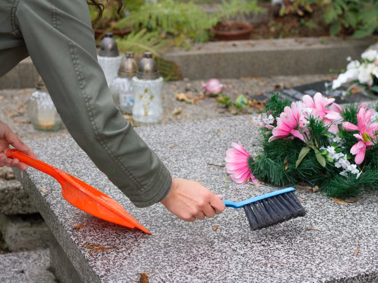 Zakazana metoda czyszczenia grobów! Cmentarze mówią „dość”