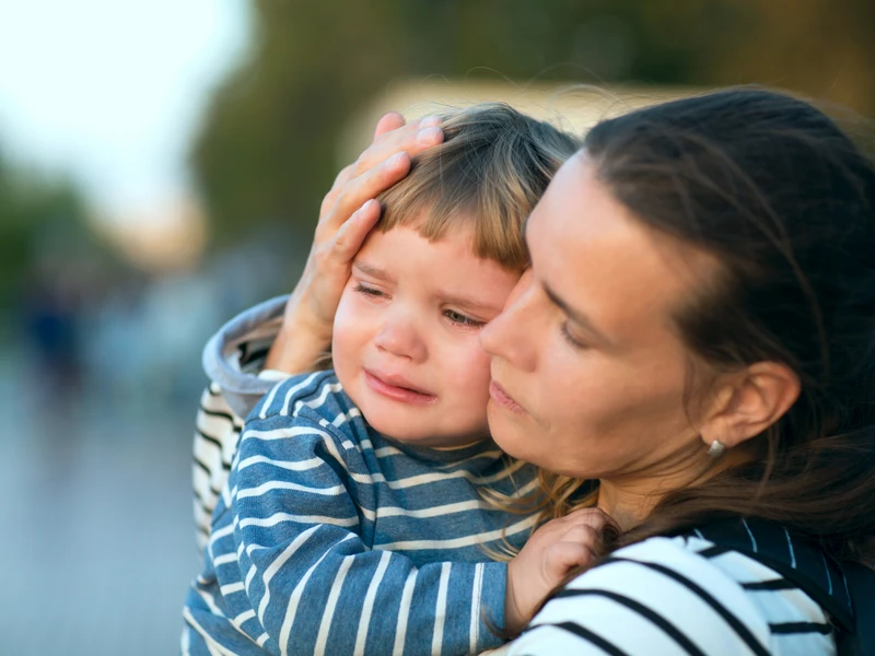 "Mamoza" czyli uzależnienie dziecka od obecności mamy. Dowiedz się, czym jest.