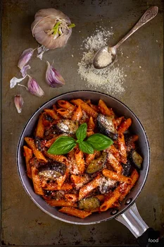 Pasta alla Norma - makaron z bakłażanem i pomidorami