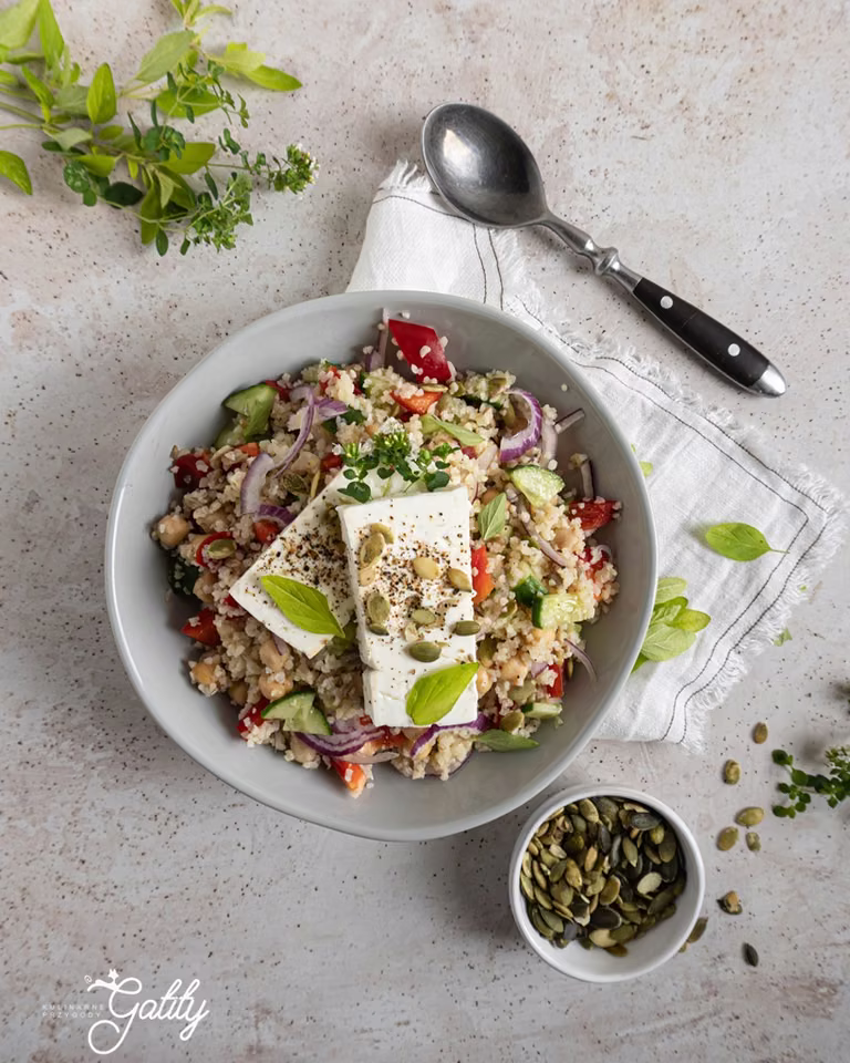 Sałatka z kaszą bulgur i fetą
